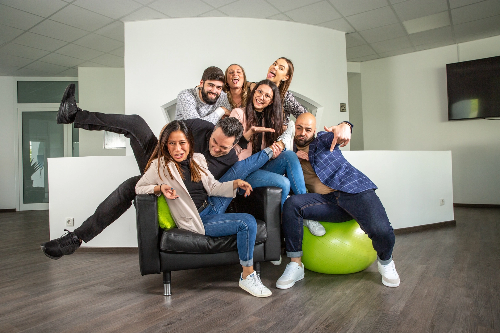 Team Online Marketing Agentur beim Gruppenfoto wild durcheinander